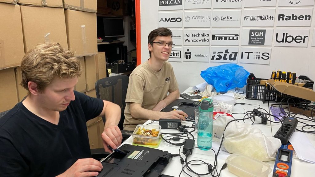 Wolontariusze naprawiają komputery w Złomiarnii